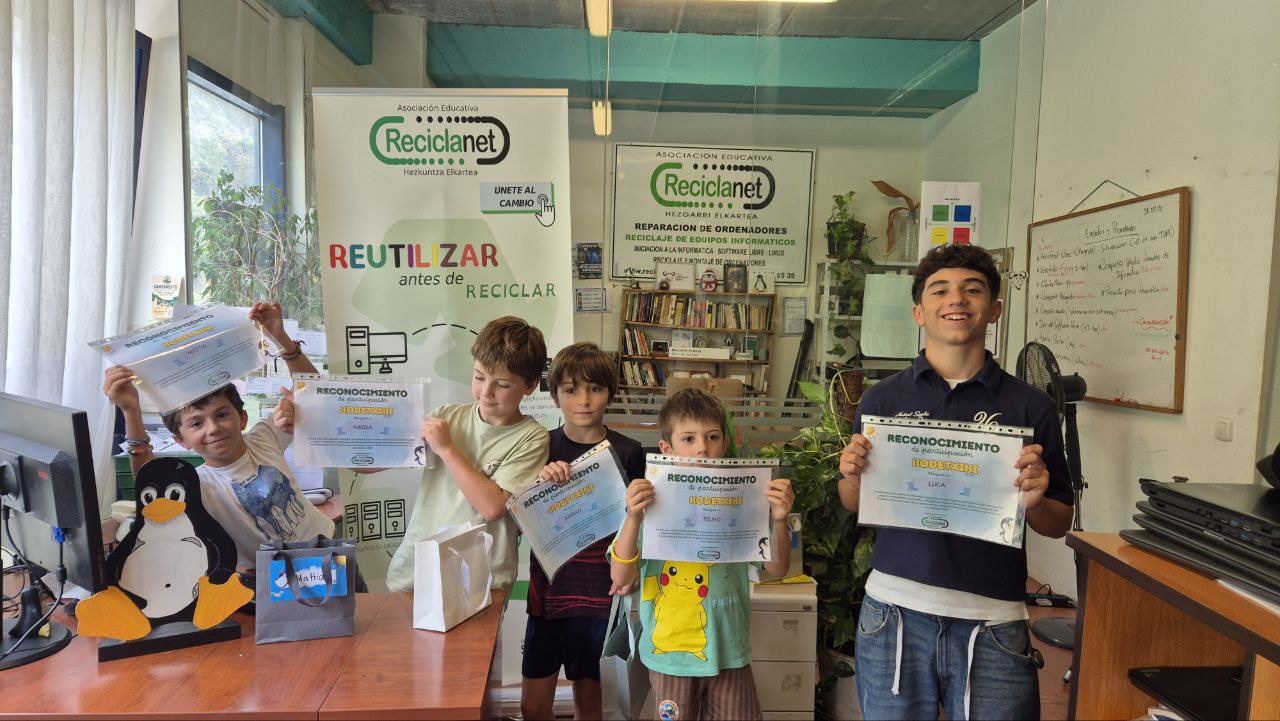 Niños aprendiendo a reparar ordenadores en Reciclanet — Kode Txiki
